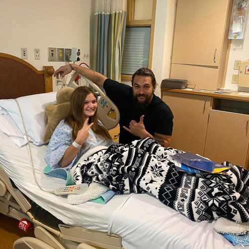 Jason Momoa 'pierde' ante un niño en una pelea de pulsos y gana nuestros corazones en el proceso