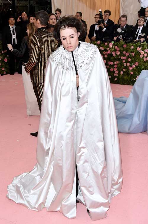 حملت عزرا ميلر قناعًا إلى حفل Met Gala لإنقاذ الجميع من صداع الماكياج الذي يسببه