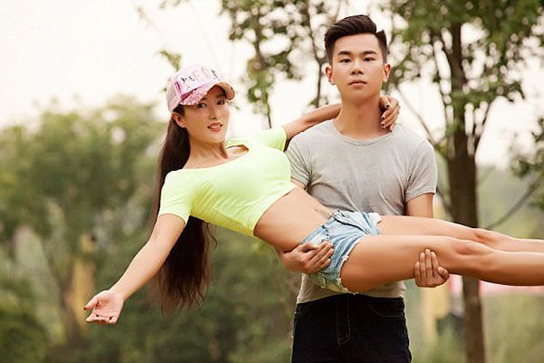 Esta mamá de 50 años es tan sexy que queremos ser amigos de su hijo solo para estar cerca de ella