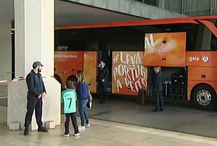 Cristiano Ronaldo väljub meeskonnabussist, et lihtsalt kallistada nutvat poissi, kes käskis turvalisuse temaga kohtuda