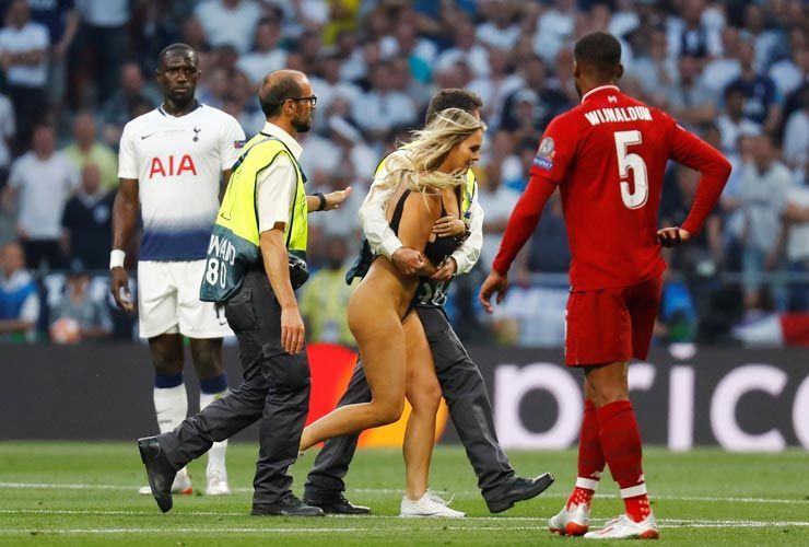 Kinsey Wolanski: تعرف على Streaker البالغ من العمر 22 عامًا والذي خاض نهائي UCL بواسطة Storm