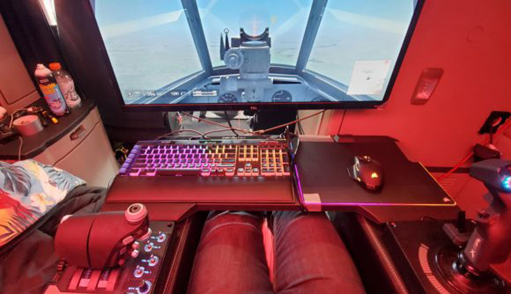 La increíble configuración de juego de este hombre dentro de su camión muestra cómo la gente puede jugar en cualquier lugar