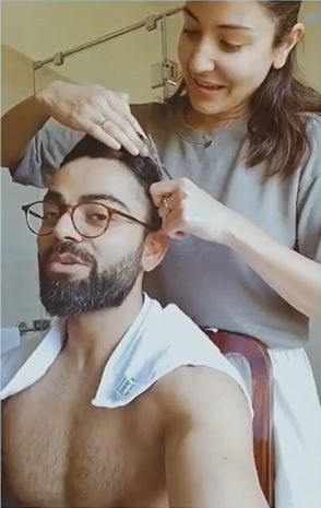 فيديو Anushka وهو يعطي Virat قصة شعر مع مقص المطبخ هو ذروة أهداف الزوجين في الحجر الصحي