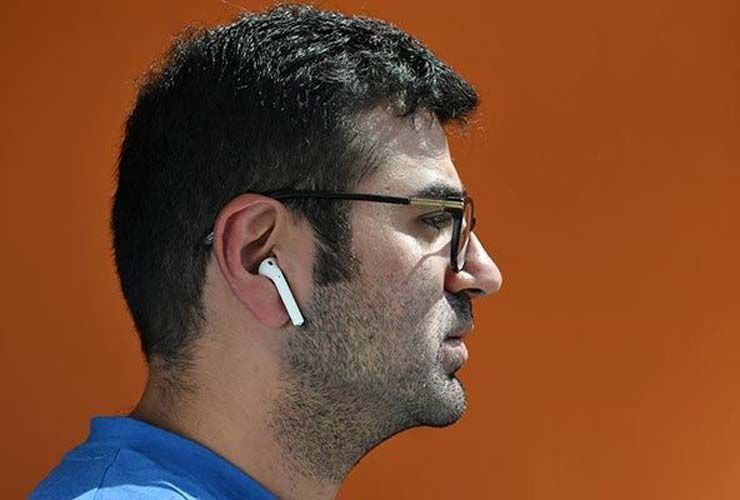 إليك كيفية إقران Apple AirPods مع أي هاتف يعمل بنظام Android واستخدام بعض ميزاته