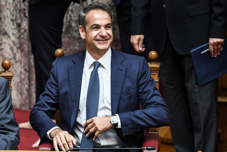 Twitter está llamando al primer ministro griego Mitsotakis un 'símbolo sexual' después de que se desnudó para una inyección de COVID-19