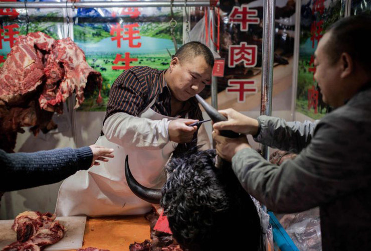 El mercado húmedo más grande de Wuhan está abierto nuevamente y la gente no está comprando las afirmaciones de las 'regulaciones adecuadas'
