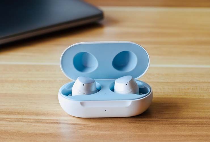 ניצני הגלקסי מול AirPods: איזה זוג האוזניות האלחוטיות הכי טוב לאנשים שאוהבים מוסיקה