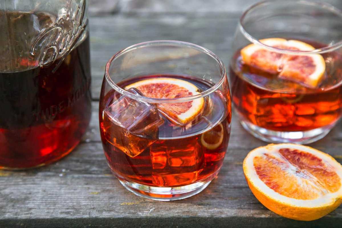 Направете коктейл Ahead Negroni