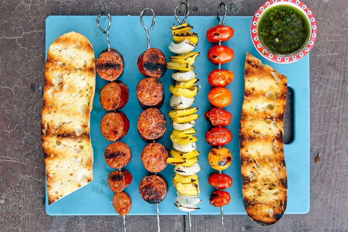 Inihaw na Chorizo ​​Kebab na may Chimichurri