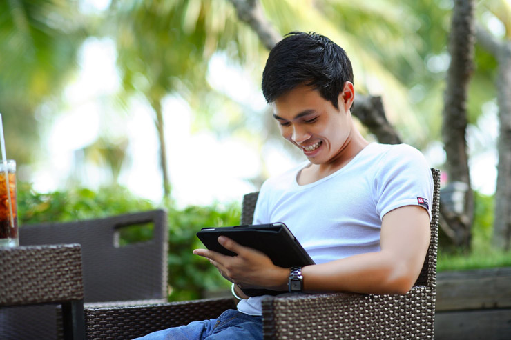 5 modi per potenziare il tuo gioco di flirt online senza sembrare inquietante