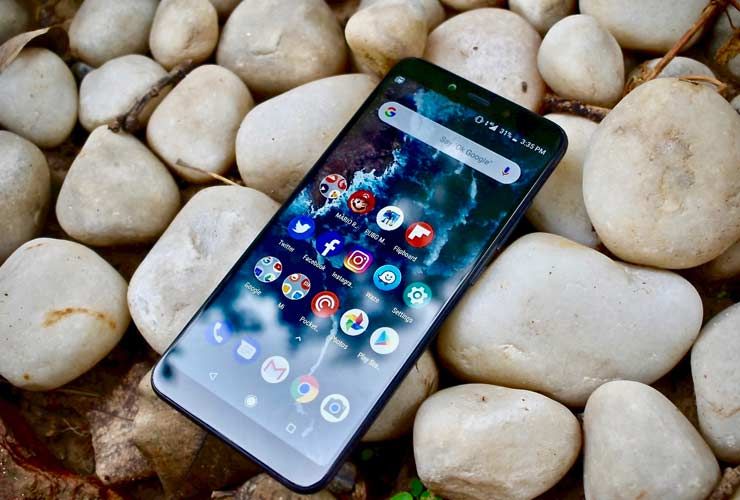 Преглед на Xiaomi Mi A2: Единственият смартфон от средния сегмент, който заслужава вашите трудно спечелени пари