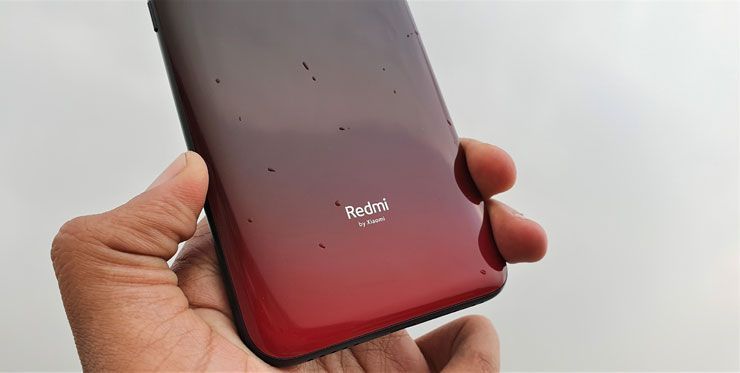 Redmi 7은 예산 왕의 귀환을 나타내는 아름다운 전화기입니다.
