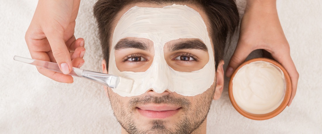 Una guía para 'romper mitos' sobre los paquetes faciales para hombres y cómo usarlos de la manera correcta