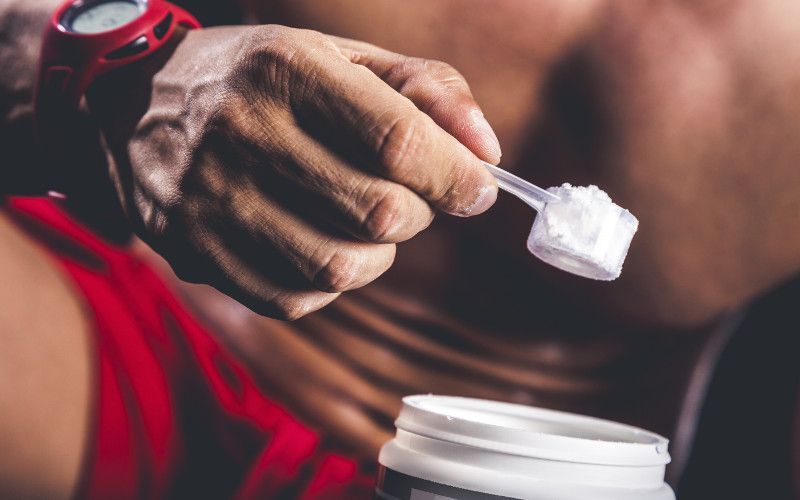 ¿Debería consumir creatina en los días en que no hace ejercicio? Desciframos la respuesta para ti