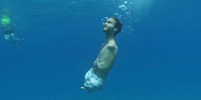 Este hombre nació sin brazos ni piernas. Hoy en día, es pintor, nadador, paracaidista y orador motivacional