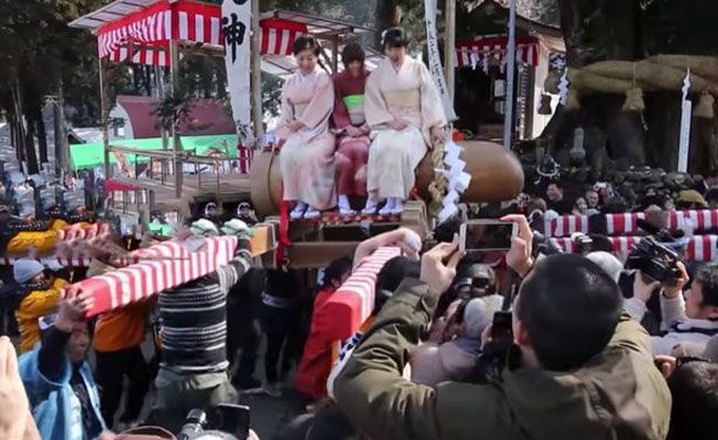 كان لدى اليابان استعراض للقضيب جلست فيه النساء على الرمز القضيبي لحسن الحظ. ماهذا الهراء!