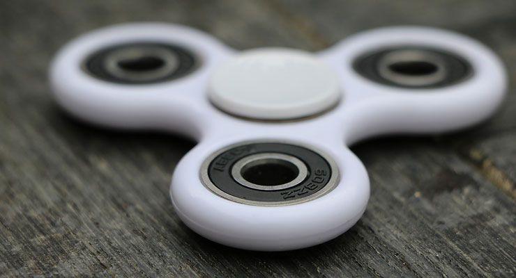 Ang Mga Nakakatakot na Tweet na Ito ay Patunay Na Kami ng mga Indian ay Ipinakilala ang Mga Fidget Spinner Sa Daigdig